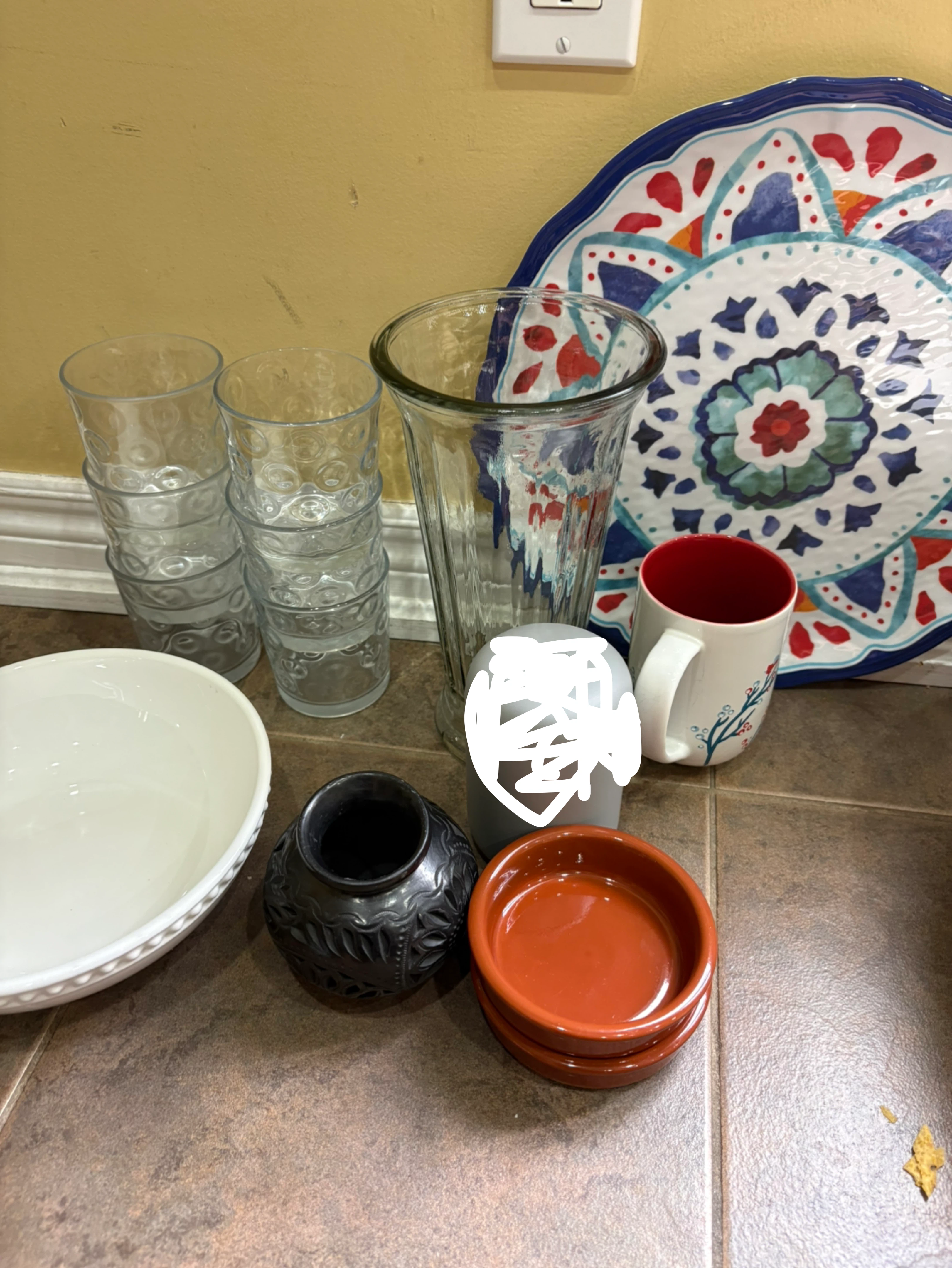 Assorted kitchen items
