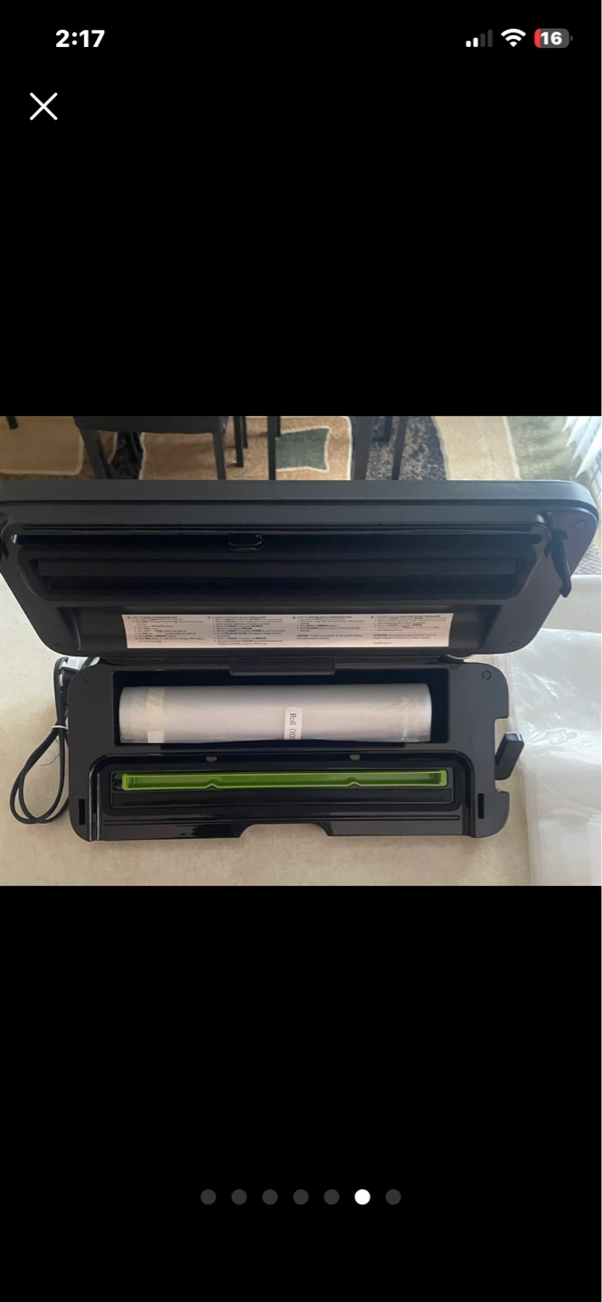 Brand New FoodSaver VS3197 Vacuum Sealer with Accessories - photo 3