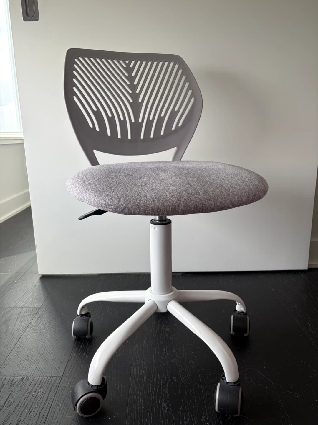Modern Adjustable Desk Chair – Like New