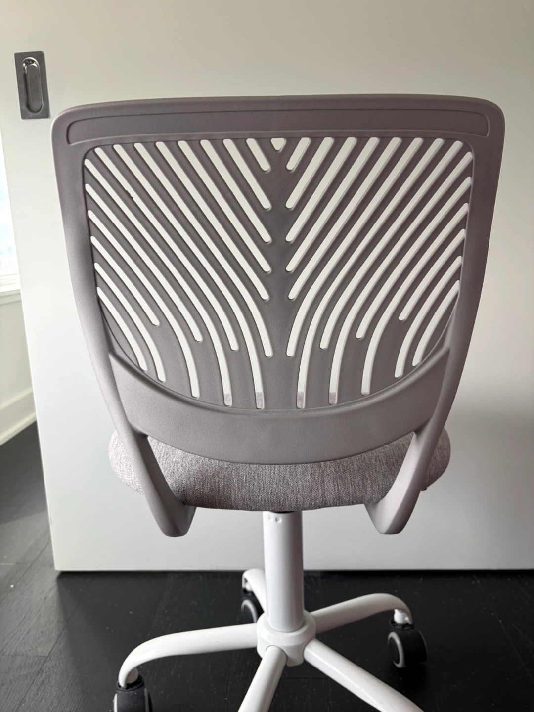 Modern Adjustable Desk Chair – Like New - photo 4