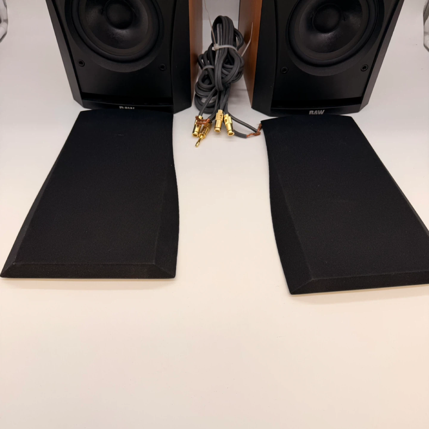 B&W DM302 Bookshelf Speakers Pair Made in England + Cables - photo 2