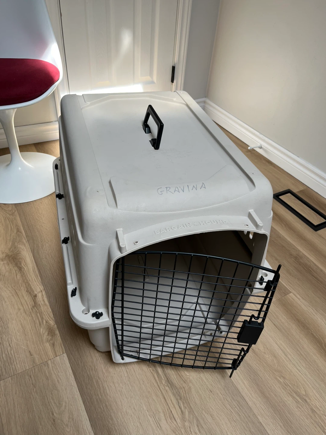 Pet Crate, bed and food/water bowls