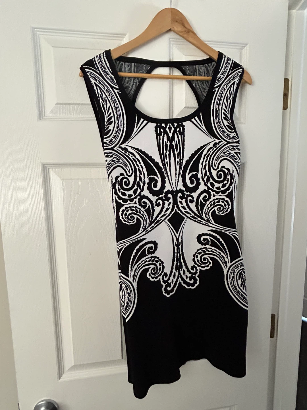 Medium Guess Women's Black & White Patterned Knit Dress