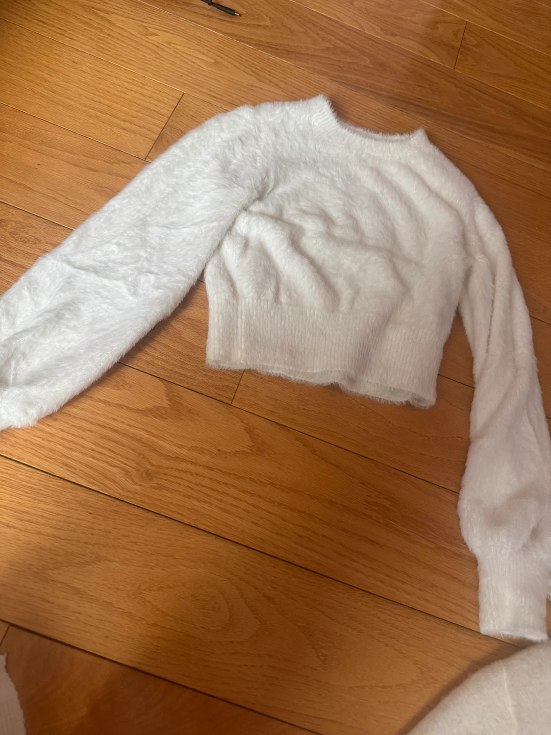 Aritzia White Fluffy Cropped Sweater XS