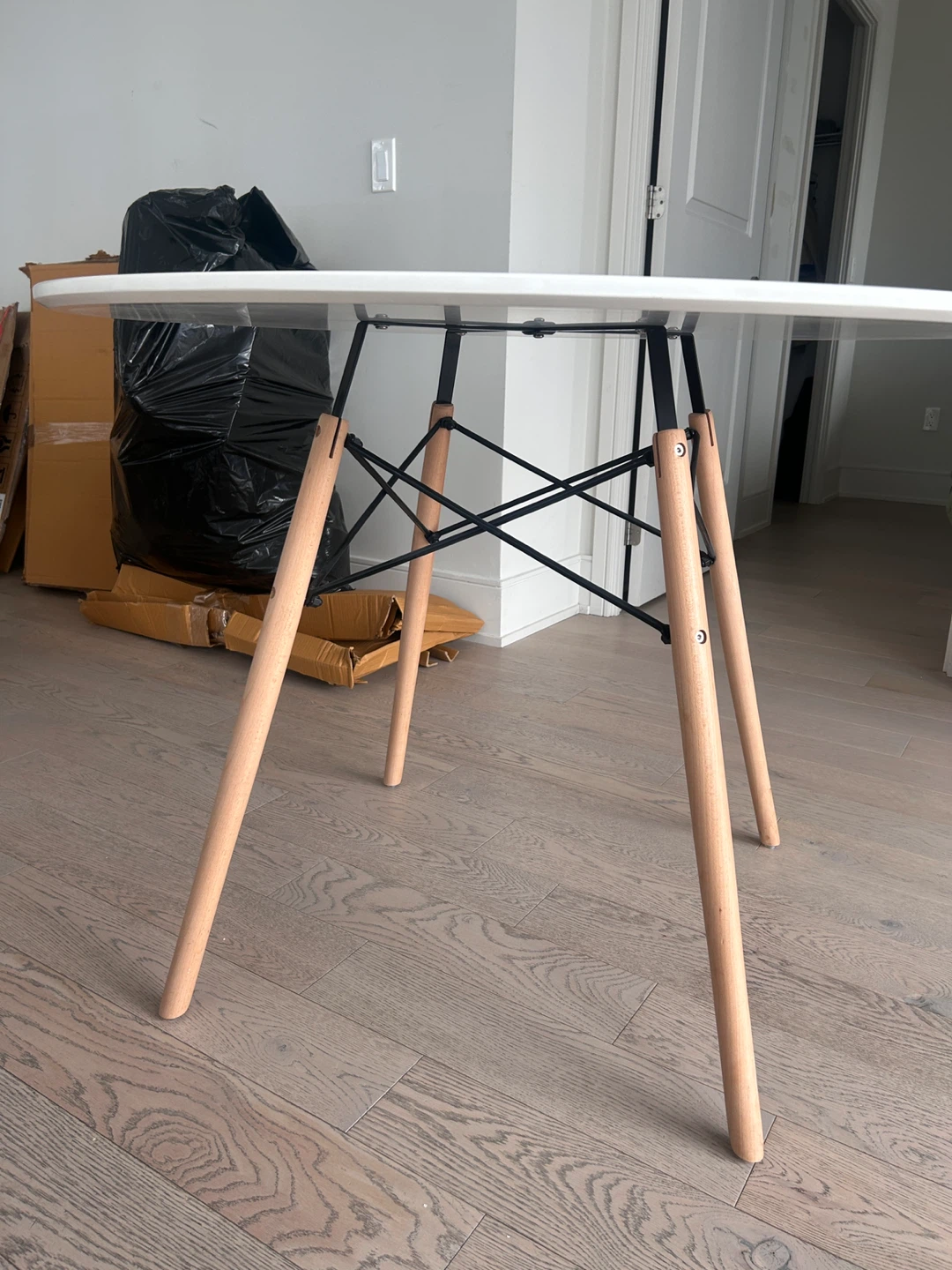 White Round Dining Table with Wooden Legs - photo 2