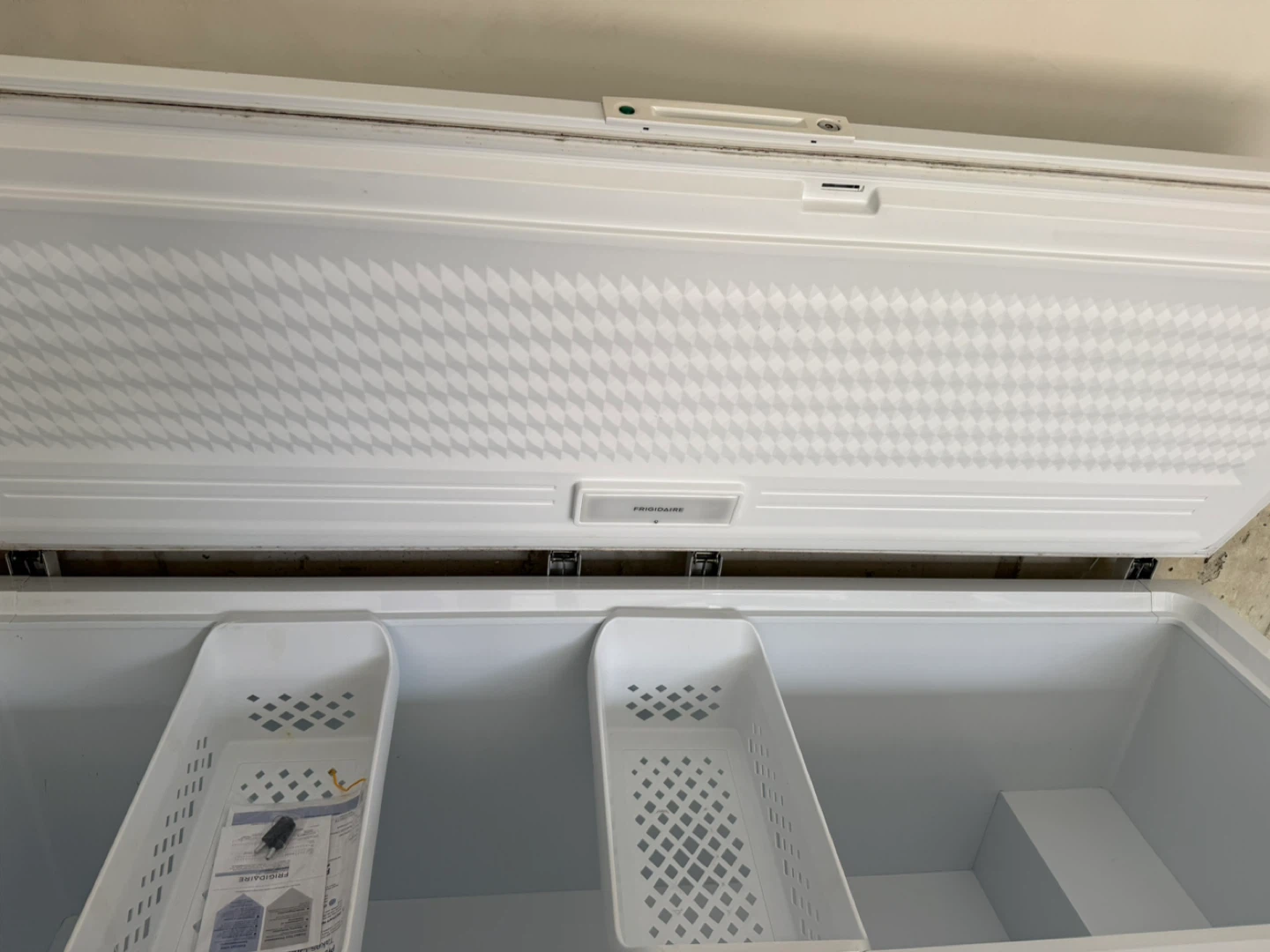 Frigidaire Chest Freezer 24.8 Cu. ft - photo 4