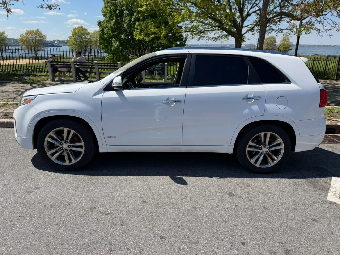 White Kia Sorento AWD SUV - photo 4
