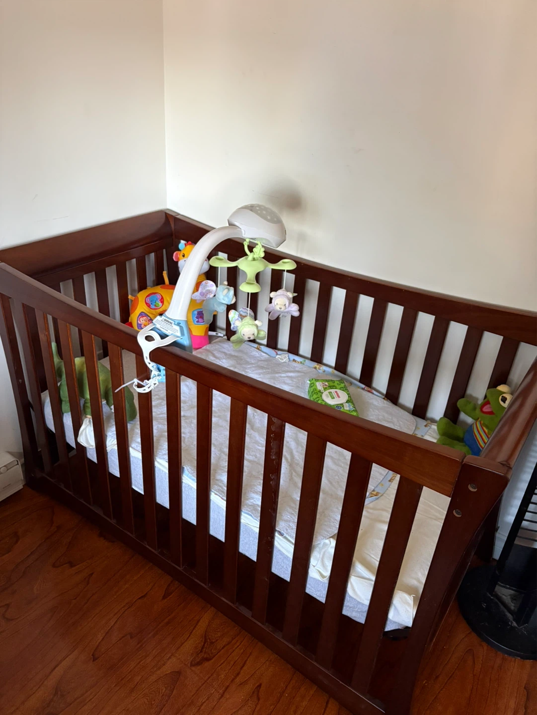 Wooden Crib with Musical Mobile and mattress - photo 2