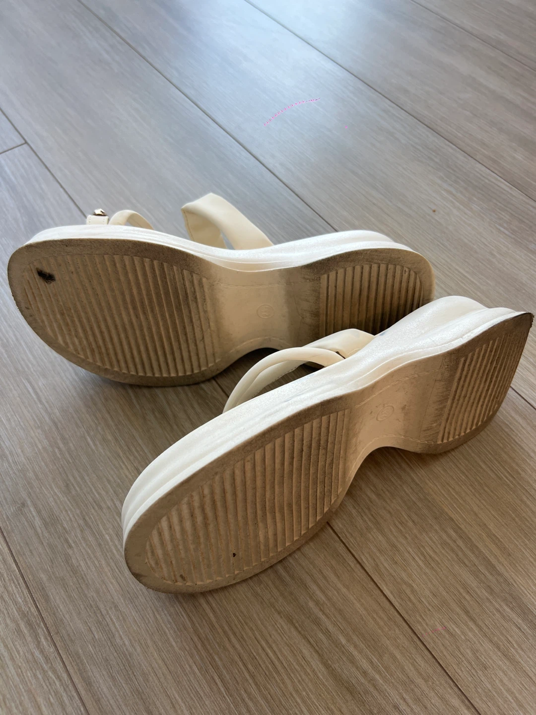 White Platform Thong Sandals with Gold Accent - photo 4