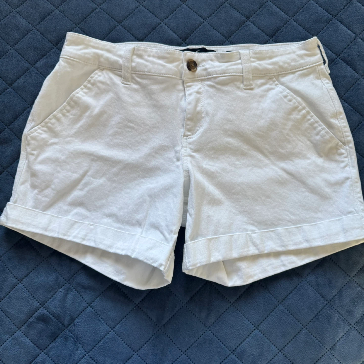 Hollister White Mid-Rise Short size 29 stretchy