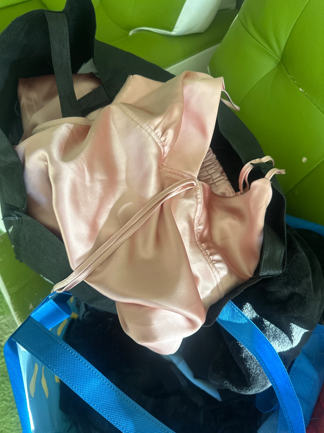 4 bags of women’s clothing