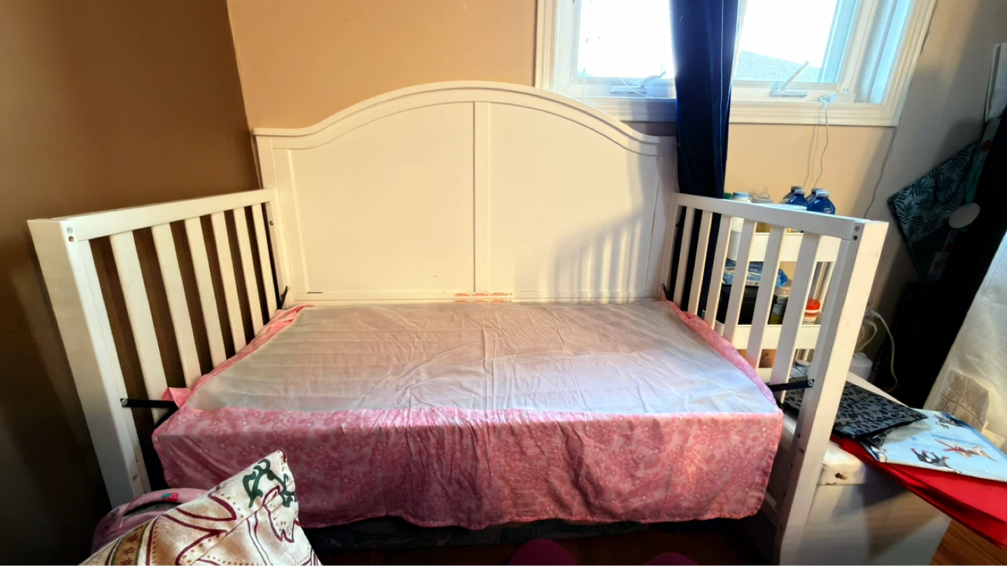 White convertible crib - photo 2