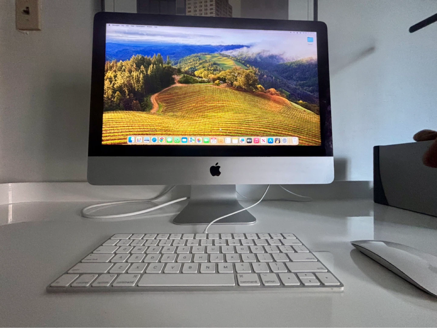 iMac 21” (2019) — GREAT CONDITION! - photo 2