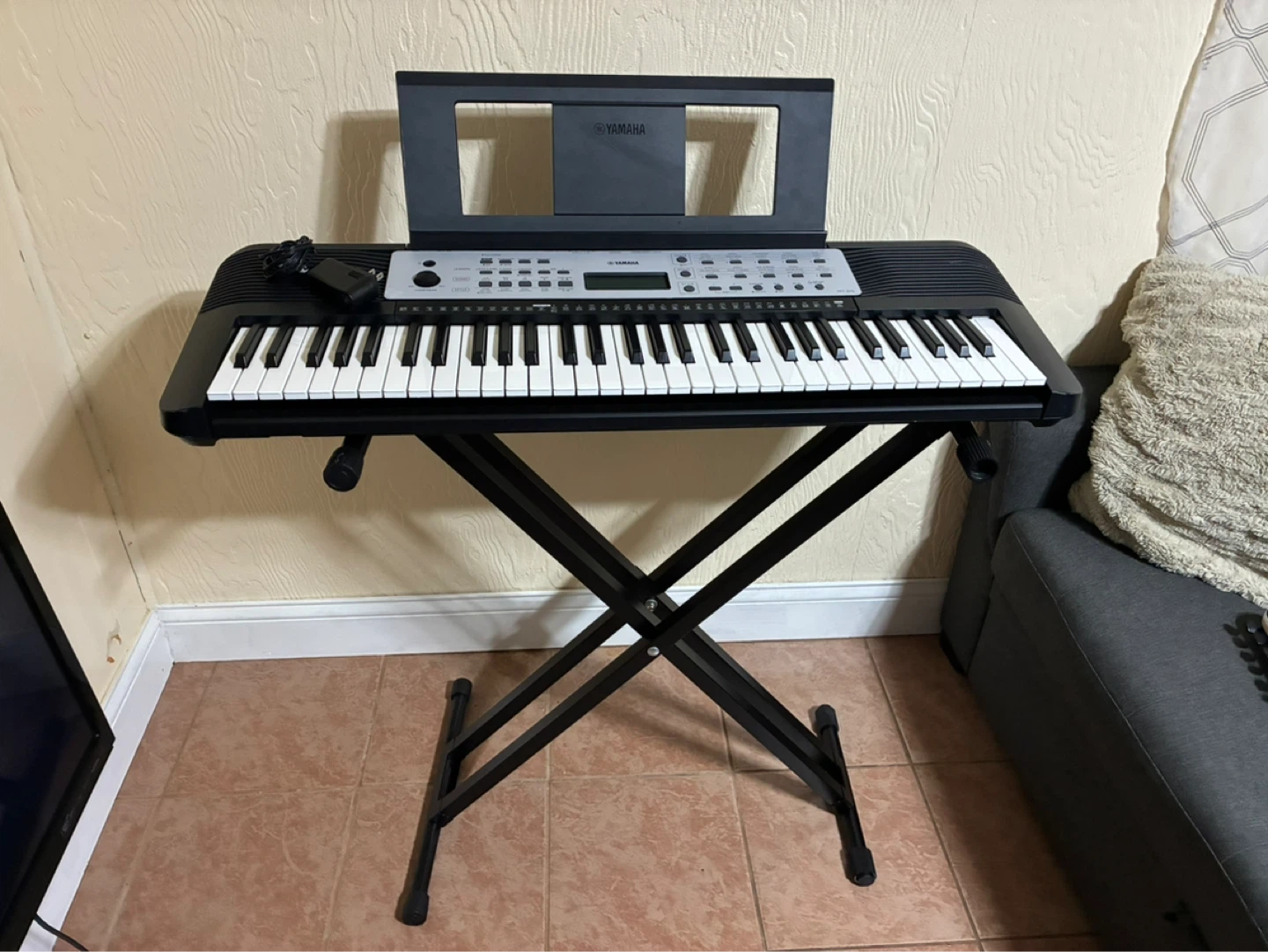 Yamaha YPT-370 Portable Keyboard with Stand and cable.