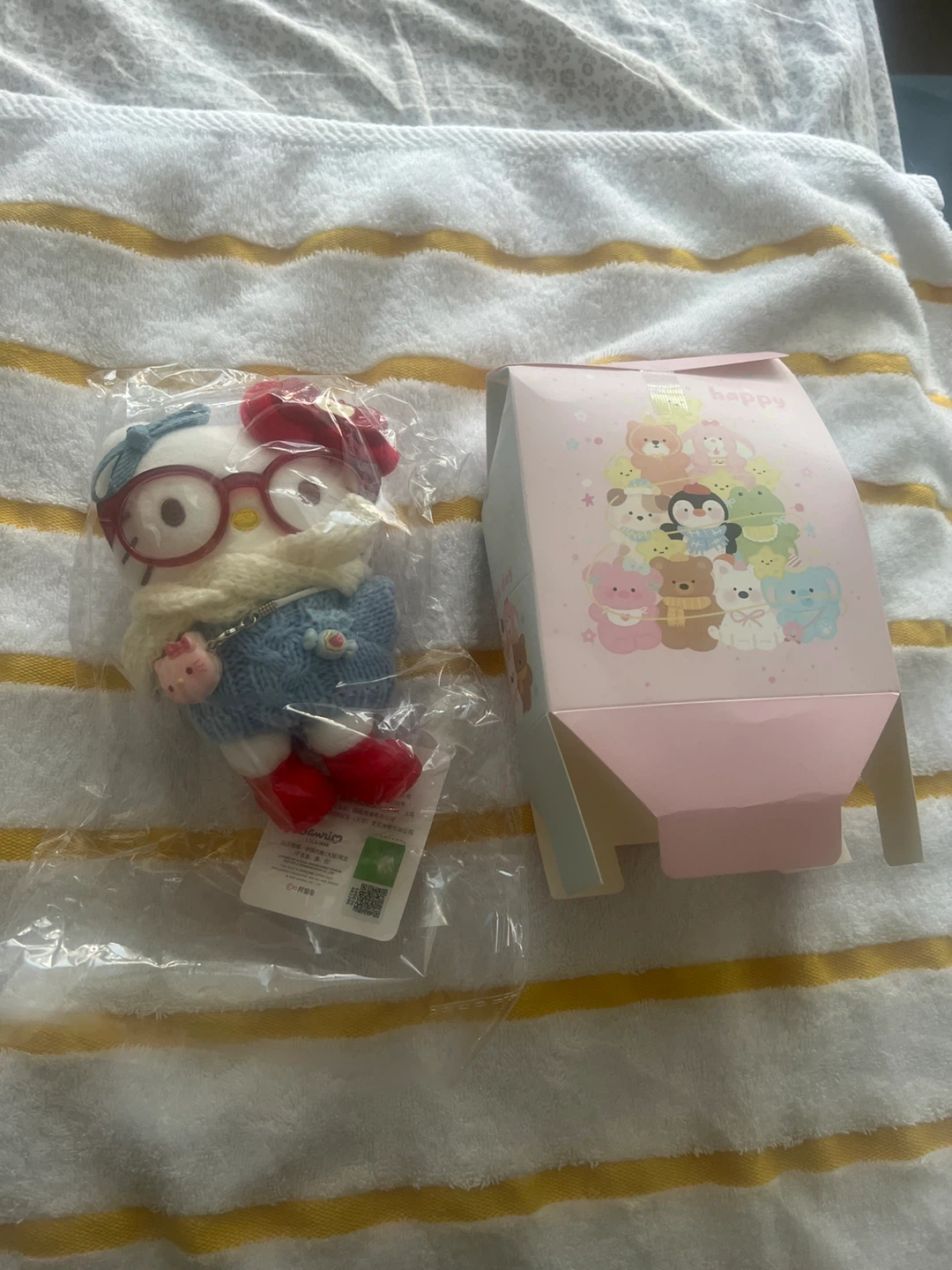 Hello Kitty Plush with Glasses and Scarf - photo 5