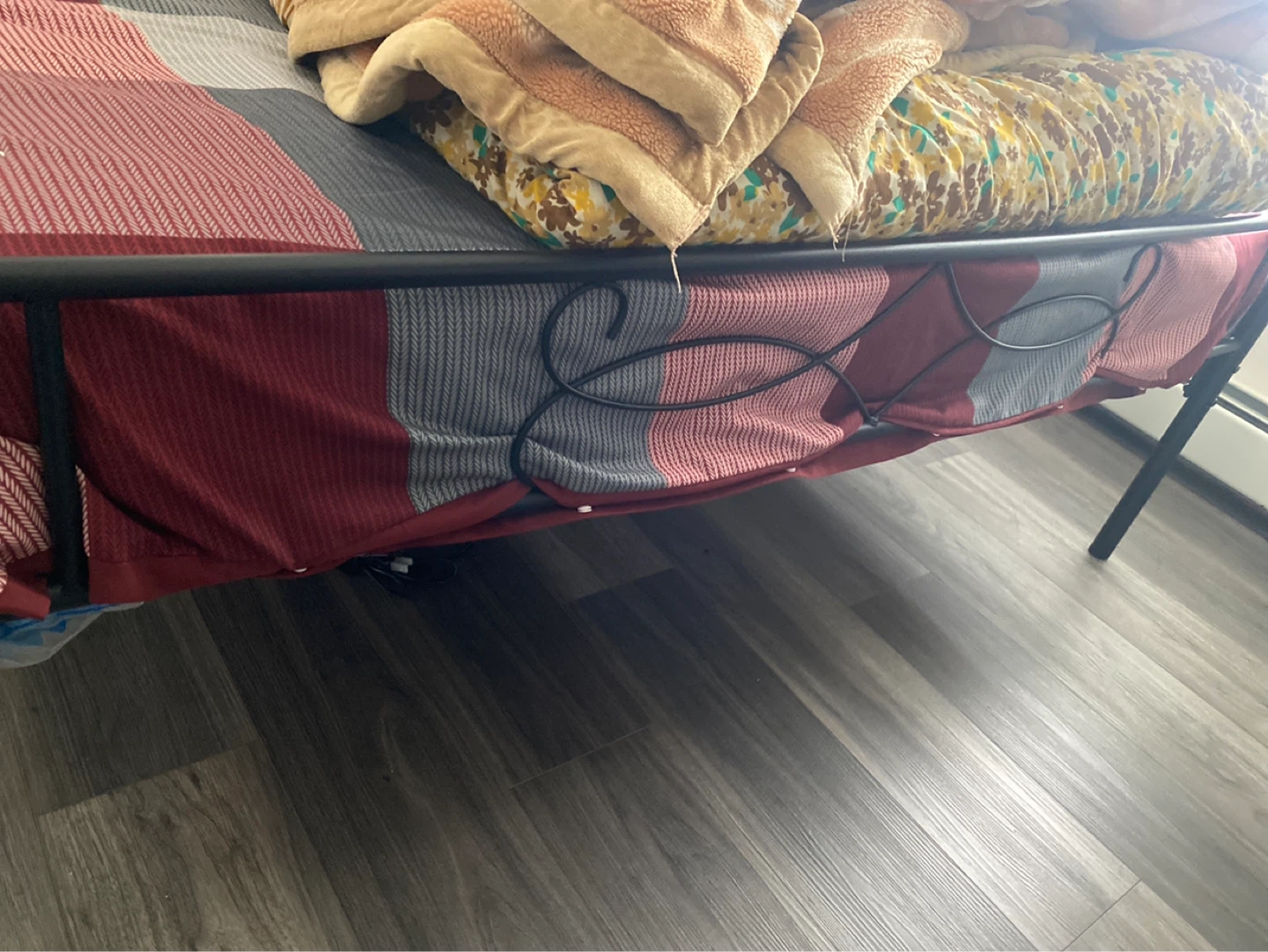 Queen Size Metal Bed Frame - photo 2