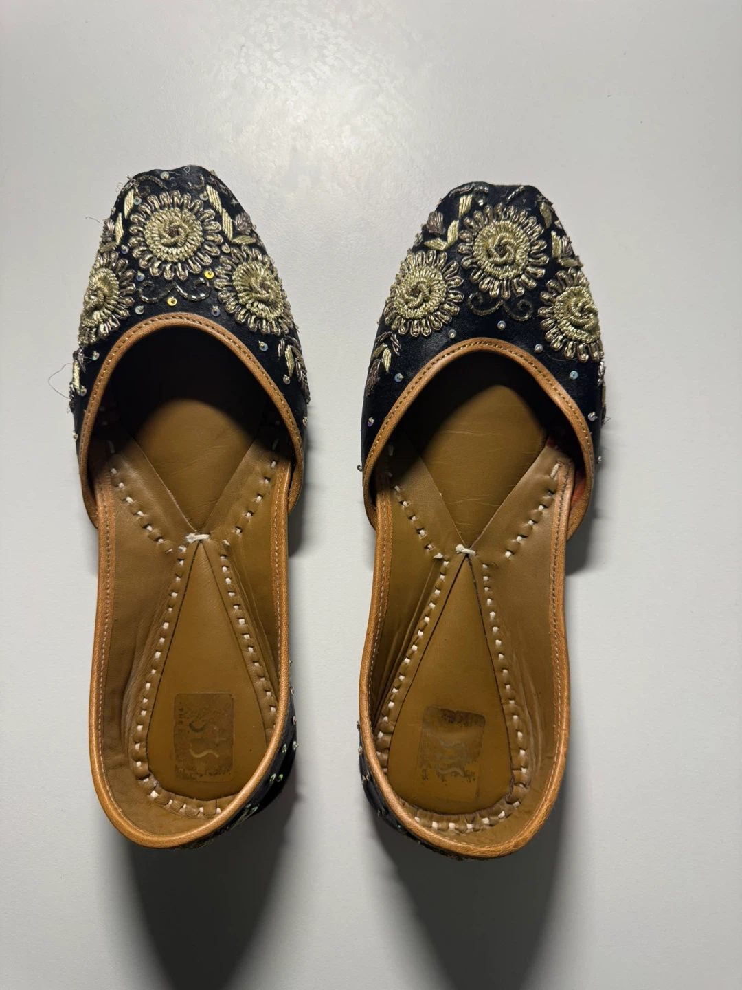 Black embroidered Punjabi jutti