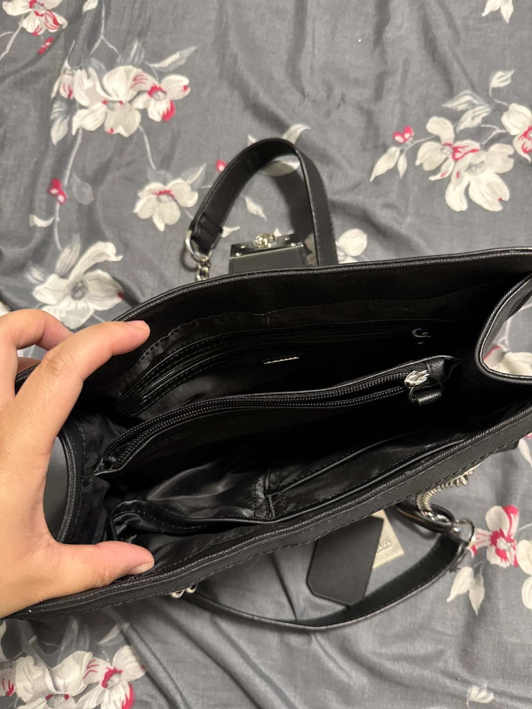 Guess Handbag Black Saffiano Leather Silver Hardware - photo 3