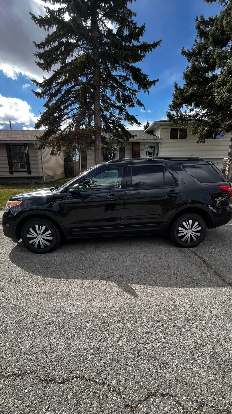 Black Ford Explorer - photo 4