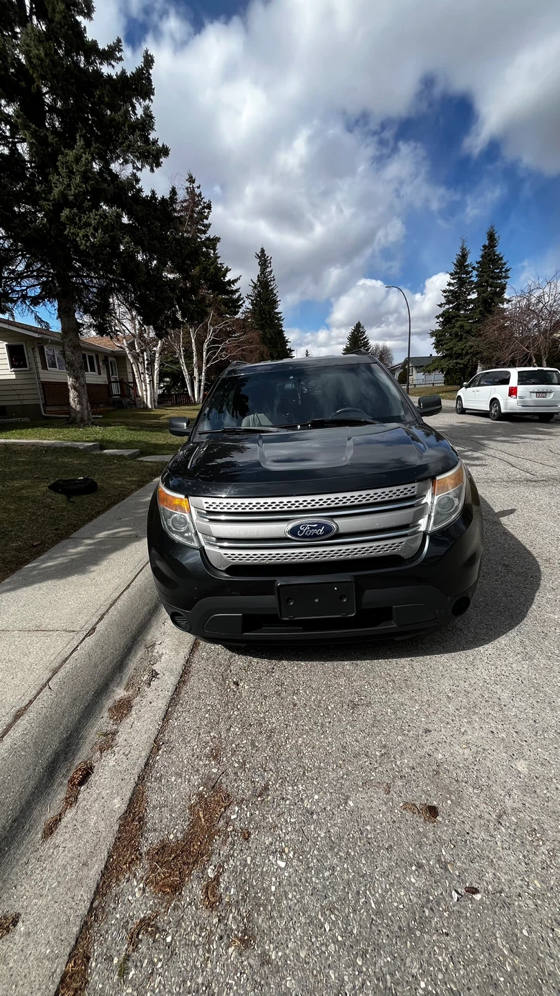 Black Ford Explorer - photo 2