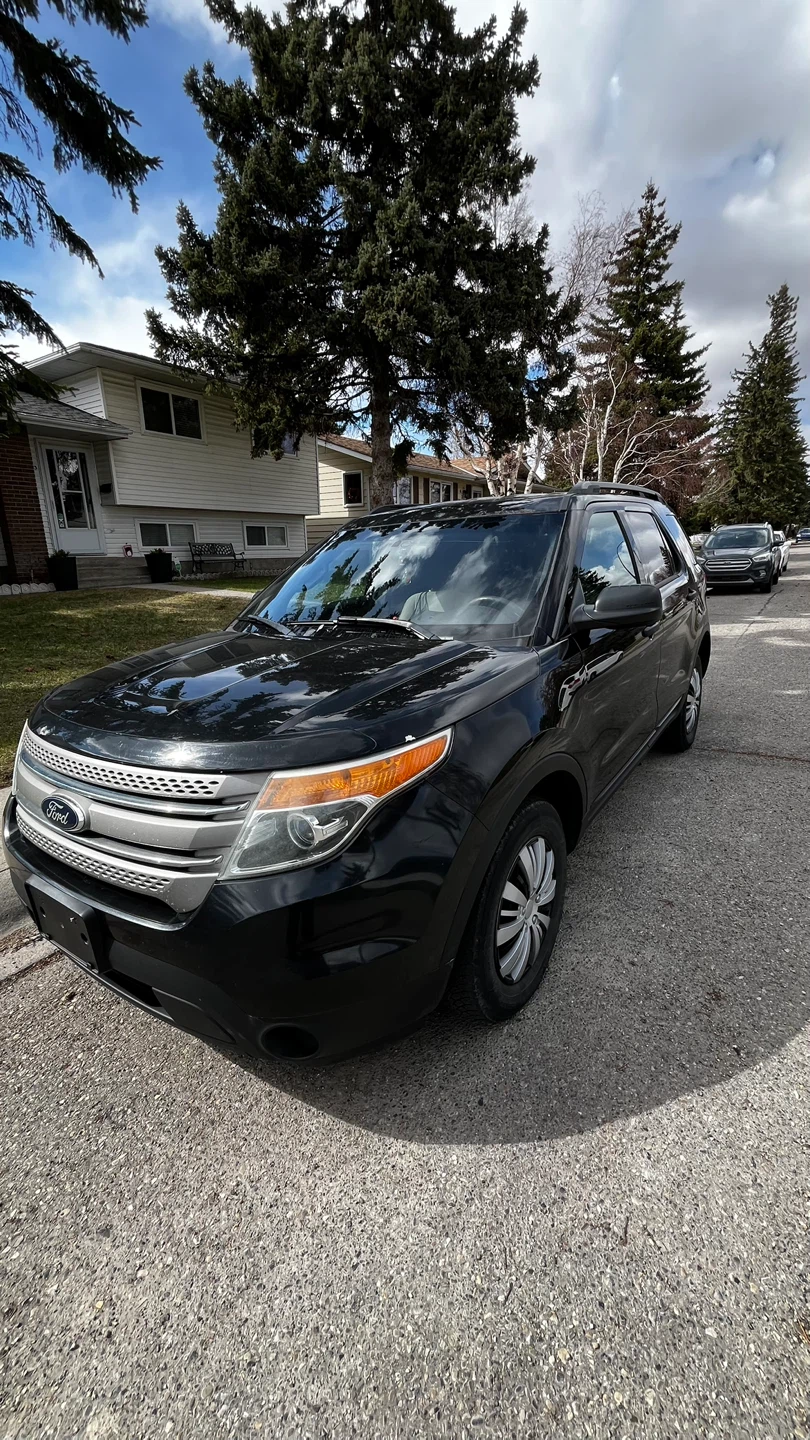 Black Ford Explorer - photo 3
