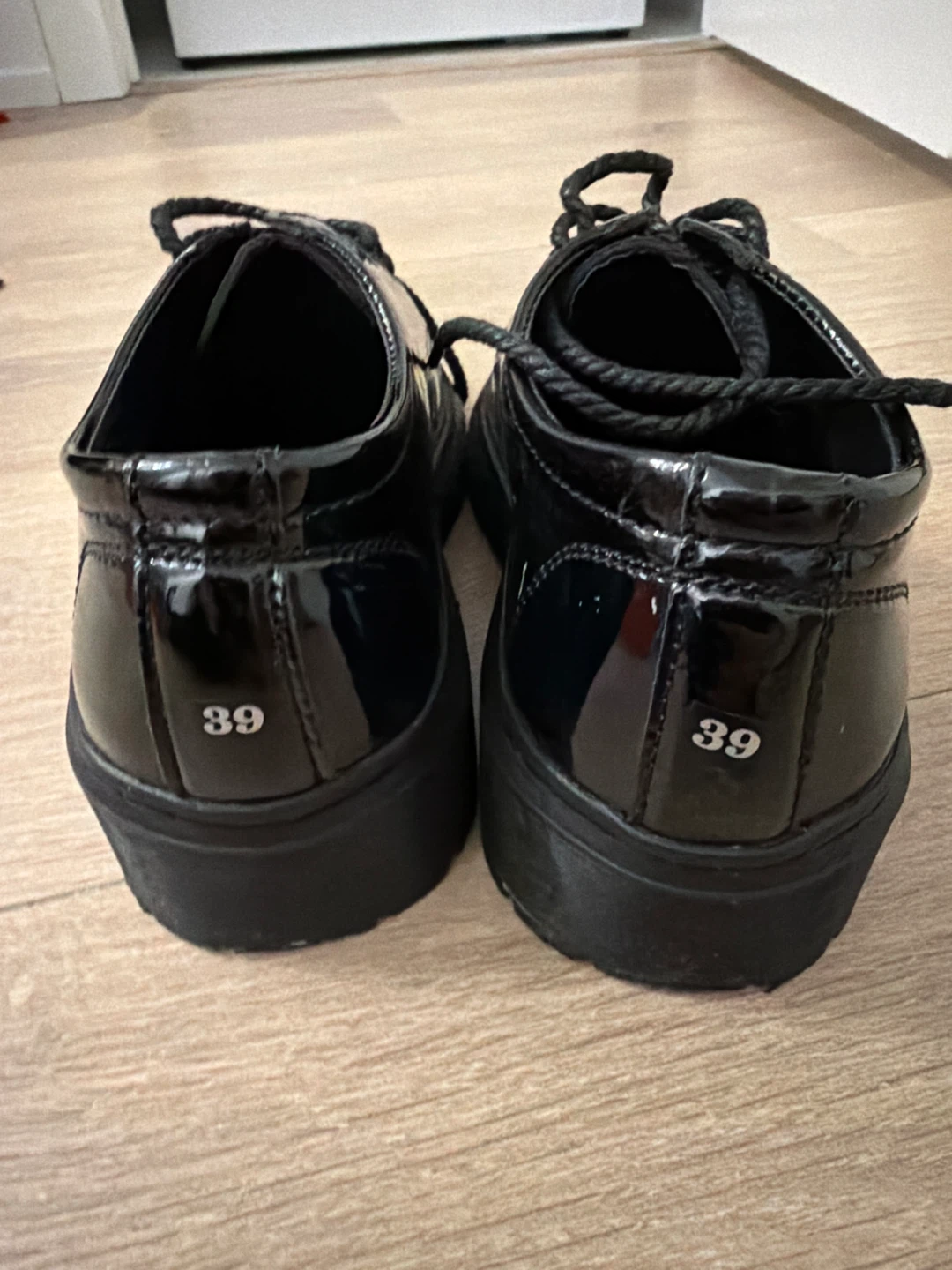 Inichi Black Patent Lace-Up Shoes Size 39 - photo 3