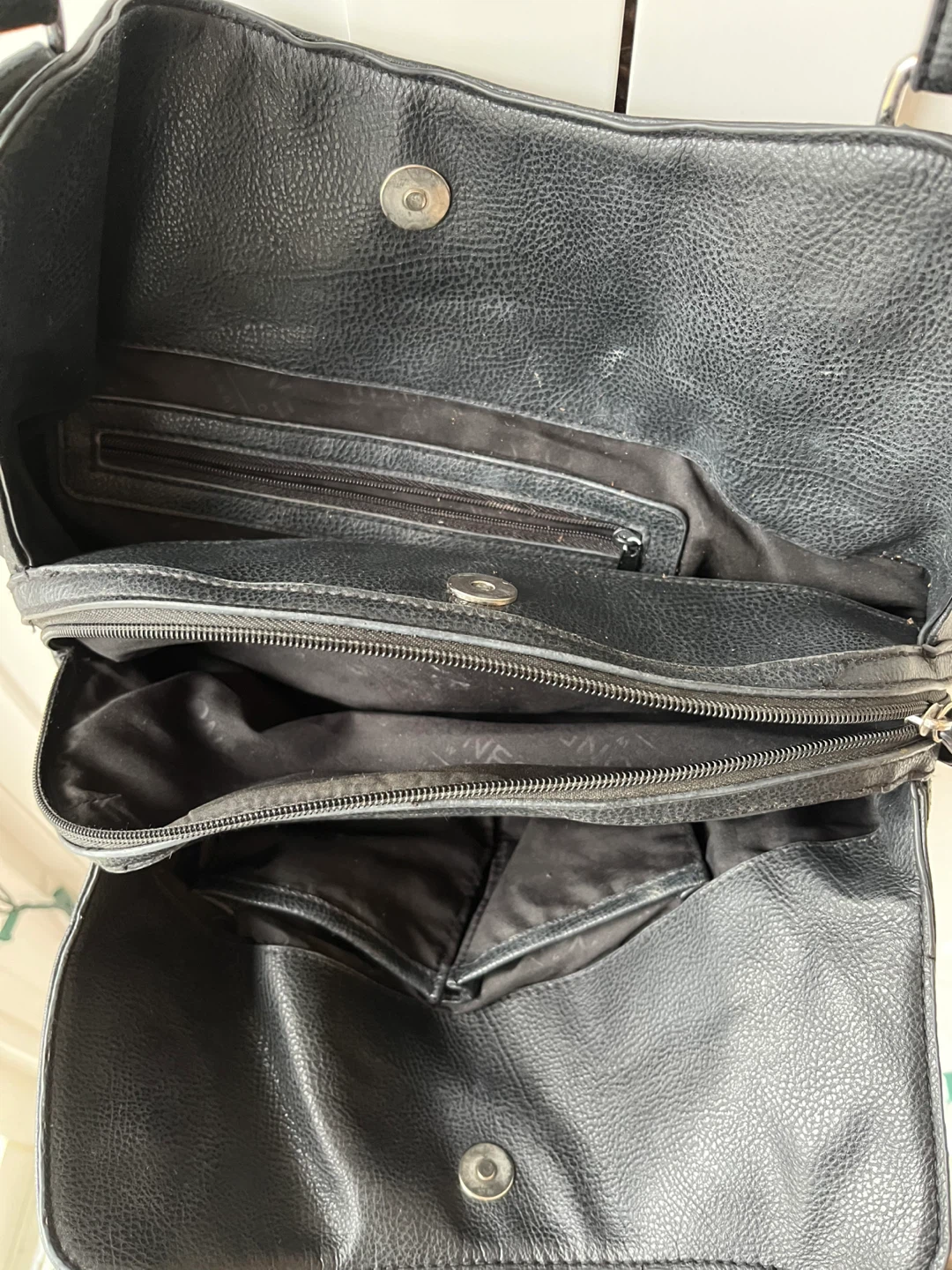 Black Jones New York Shoulder Bag - photo 3