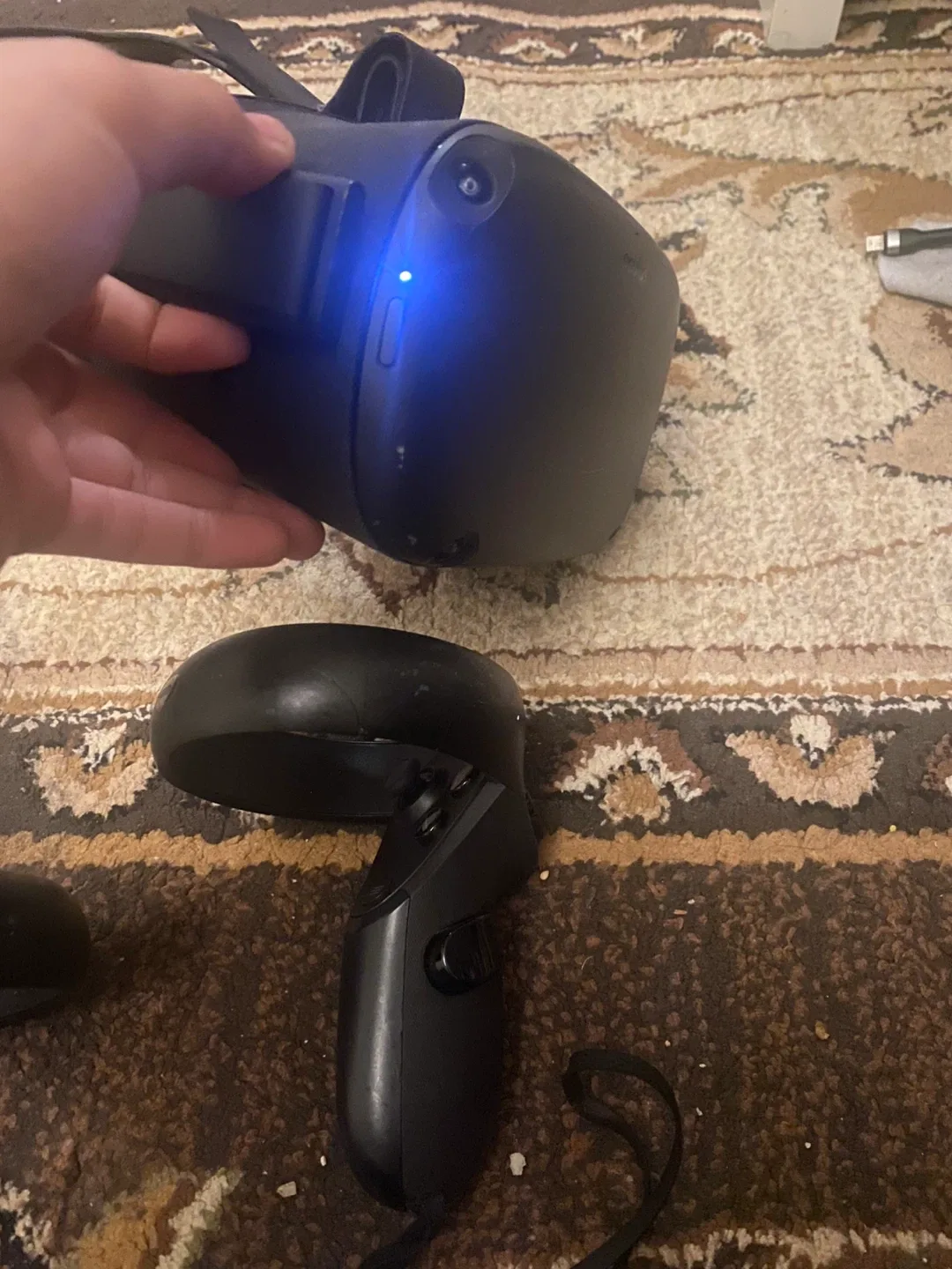 Oculus Quest VR Headset with Controllers and Case - photo 2