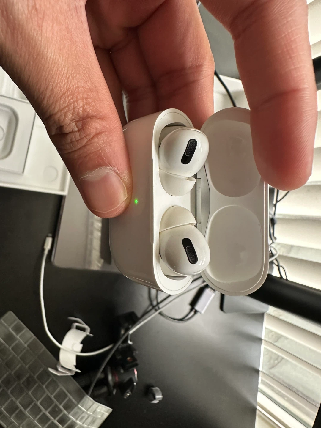 Apple AirPods Pro (1st Gen) with Charging Case - photo 3