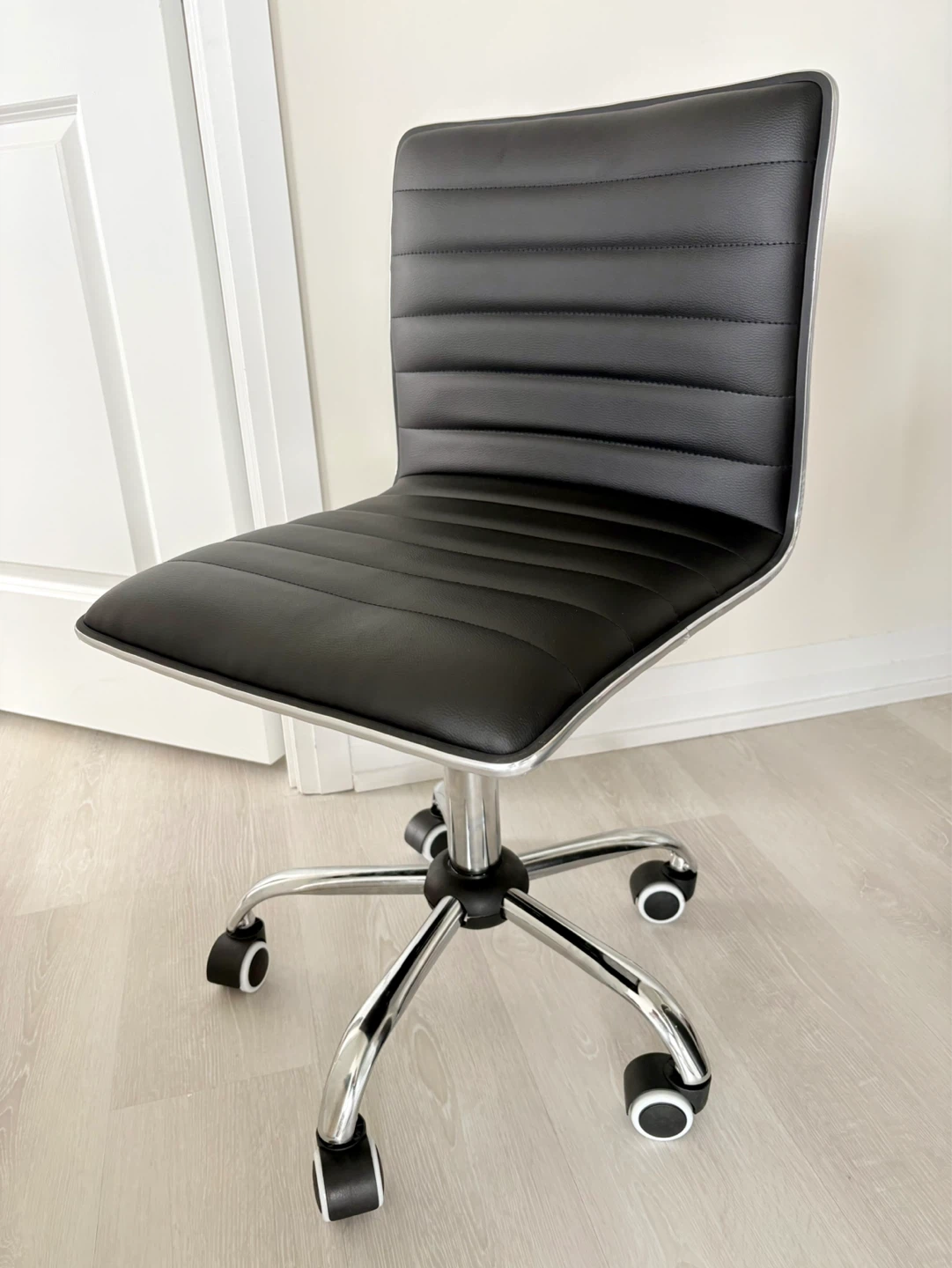 AMAZON - Black Leather chair with wheels
