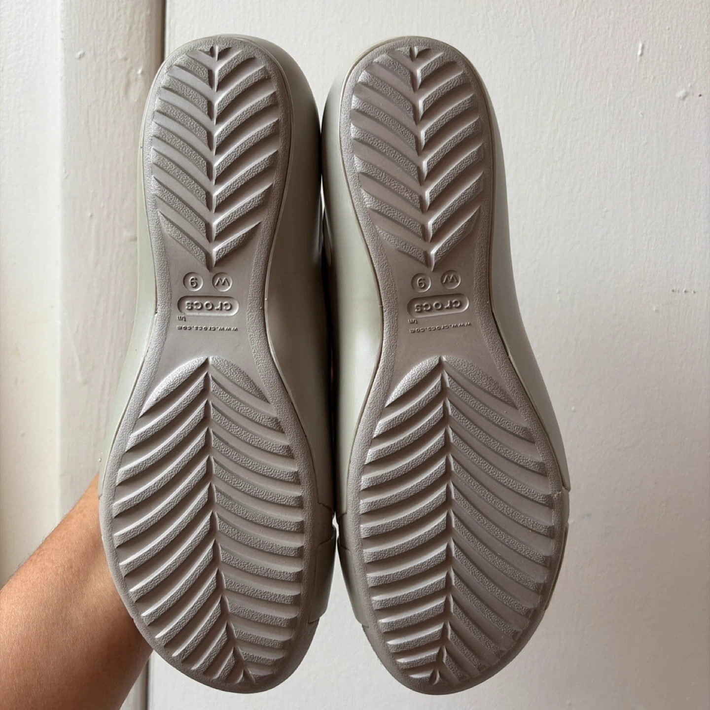 Women’s crocs size W9 - photo 2