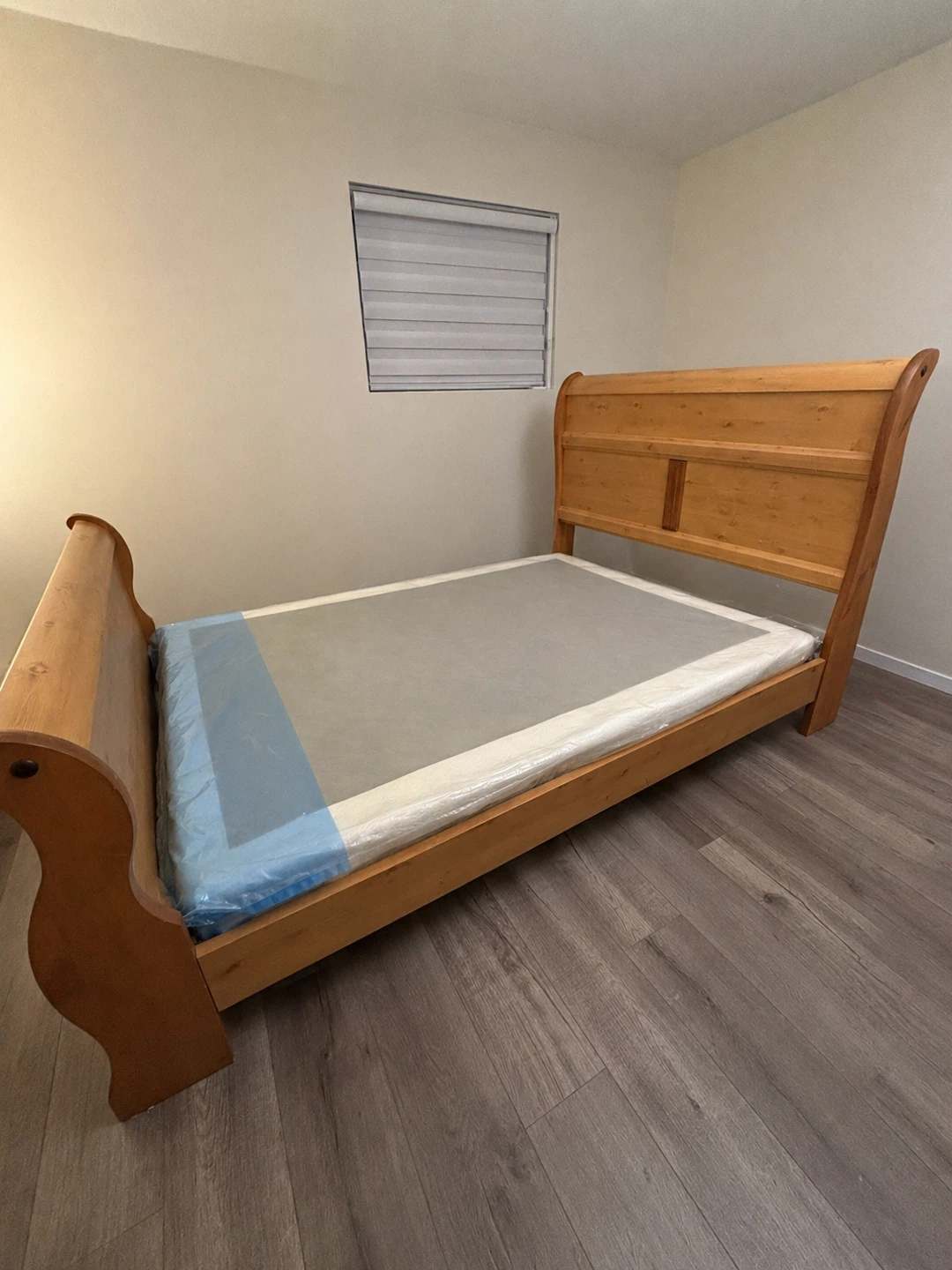 Wooden Bed Frame (FULL/DOUBLE)