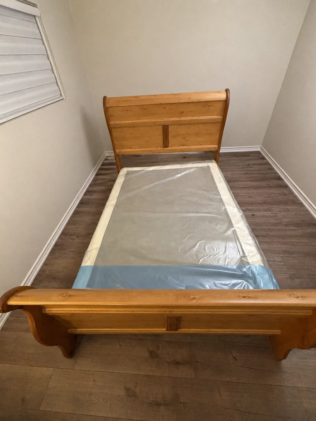 Wooden Bed Frame (FULL/DOUBLE) - photo 5