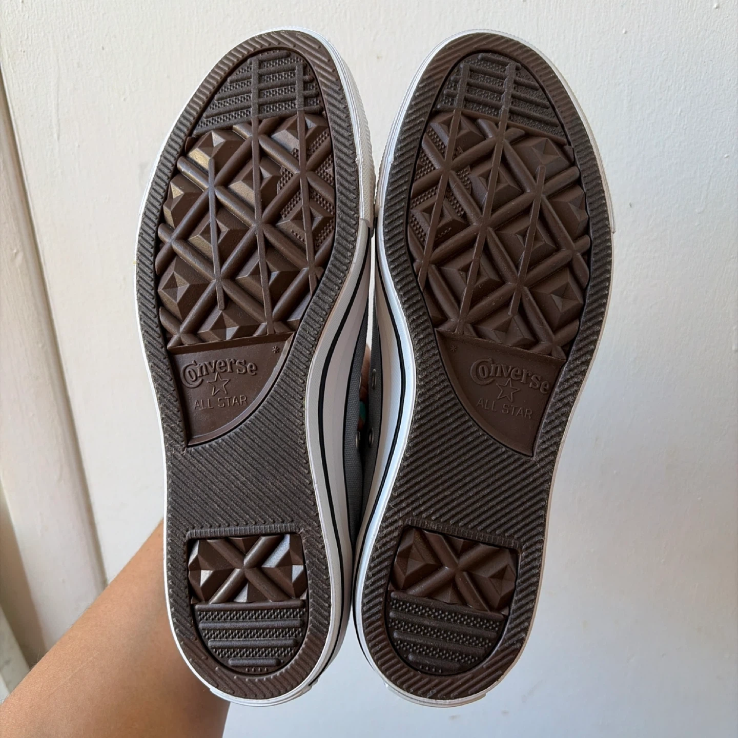 Converse man’s 6 womens 8 - photo 2