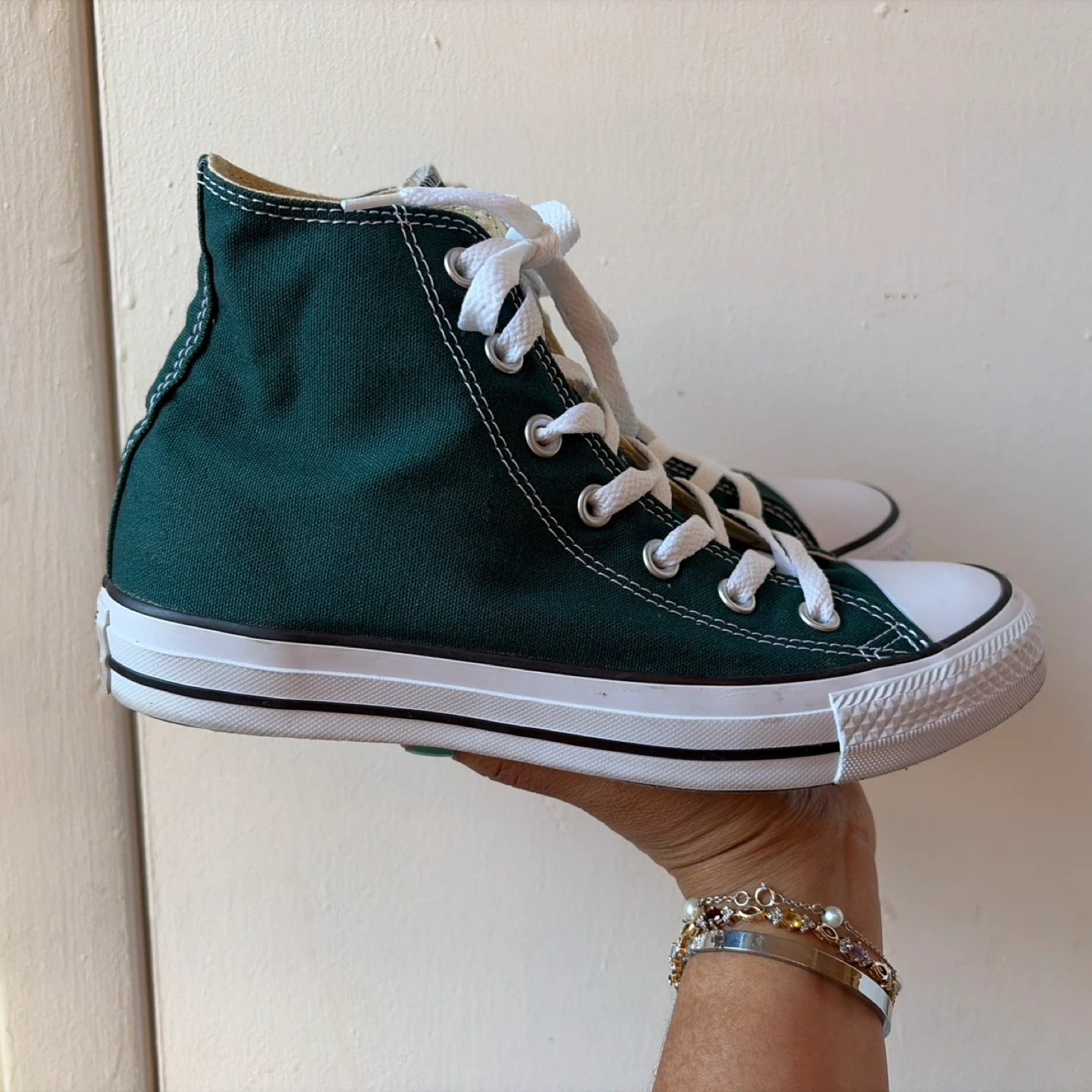 Converse man’s 6 womens 8 - photo 2