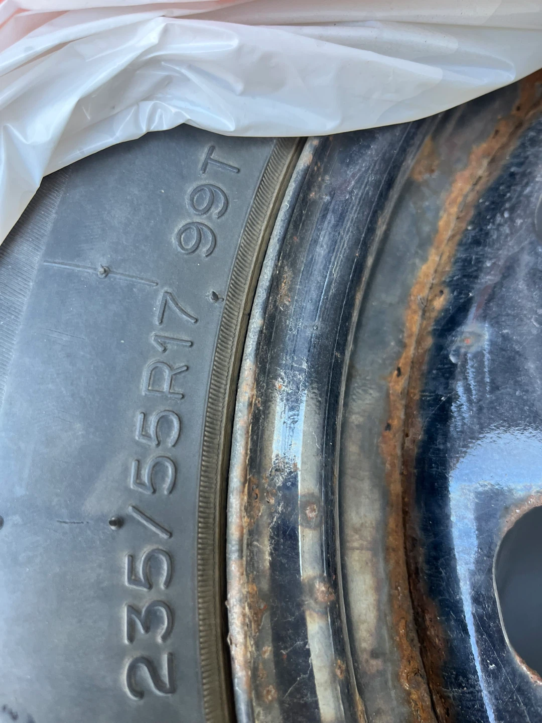 4      235/55R17 99T Tires with Rim