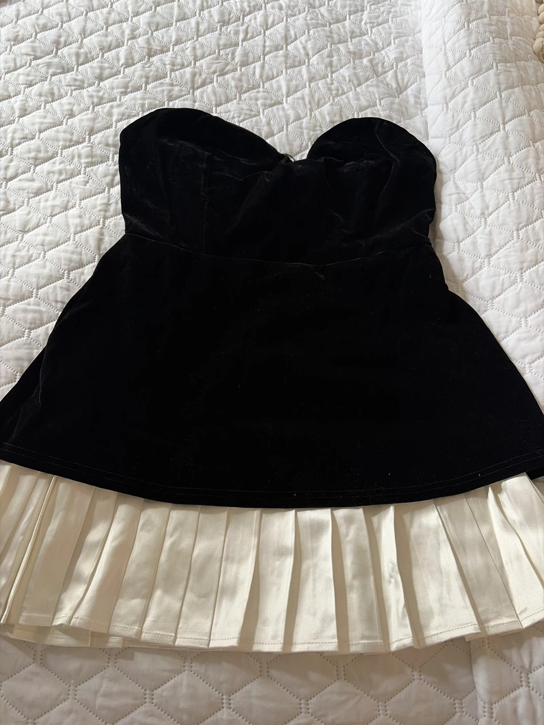 Black Velvet Strapless Sweetheart Neck Dress with Pleated Skirt