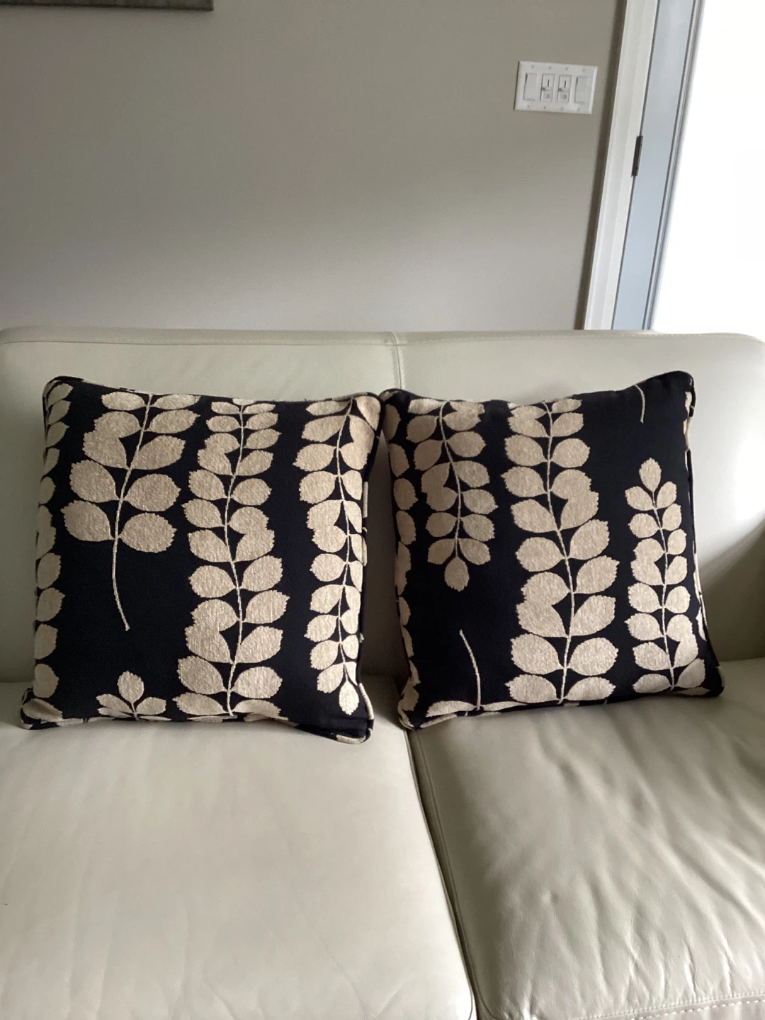 SET OF 2 PILLOWS