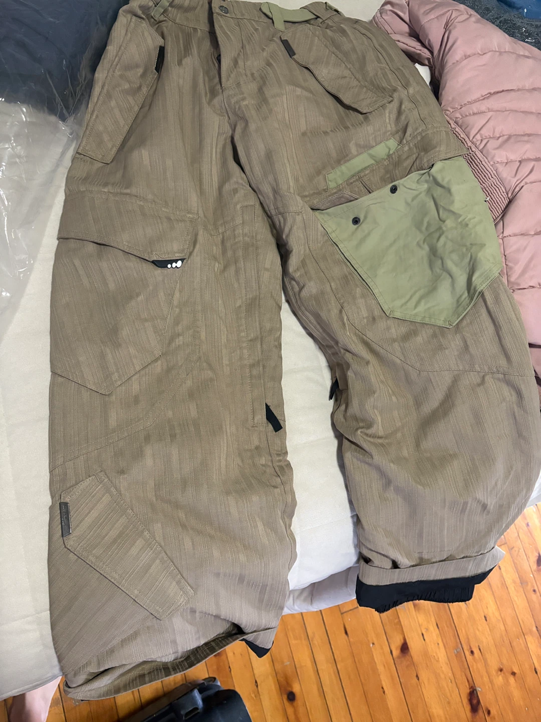 Snowboarding pants 🏂 ( or ski )