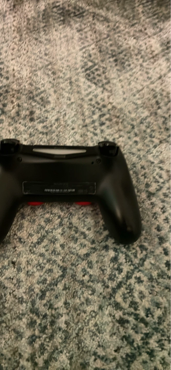 Selling a ps4 controller  although the L2 button don’t work - photo 2