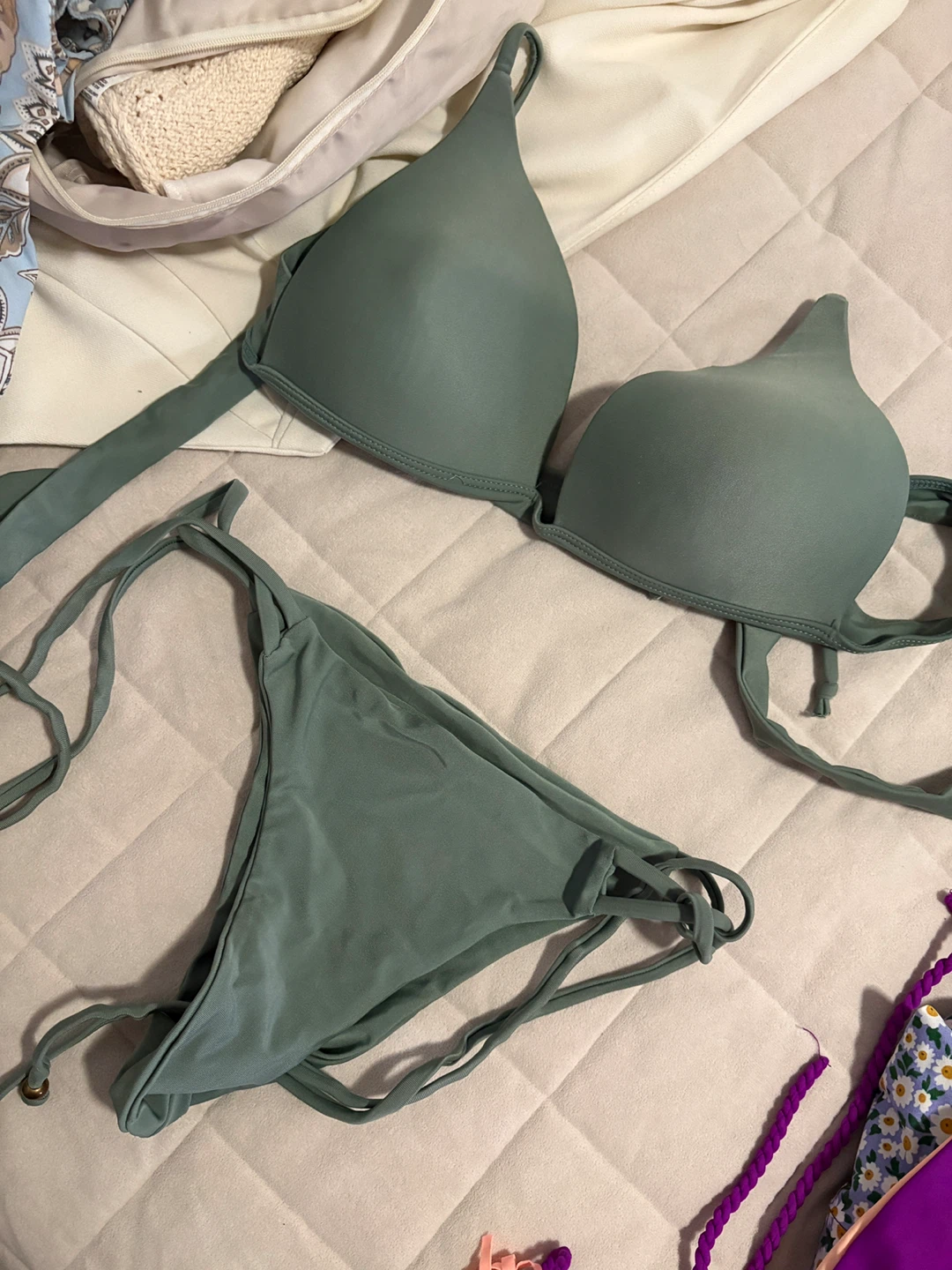 2 bikinis - photo 2