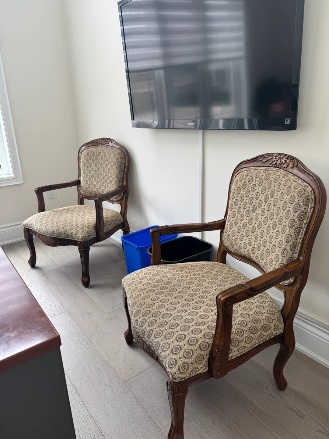Office desk and chairs - photo 2