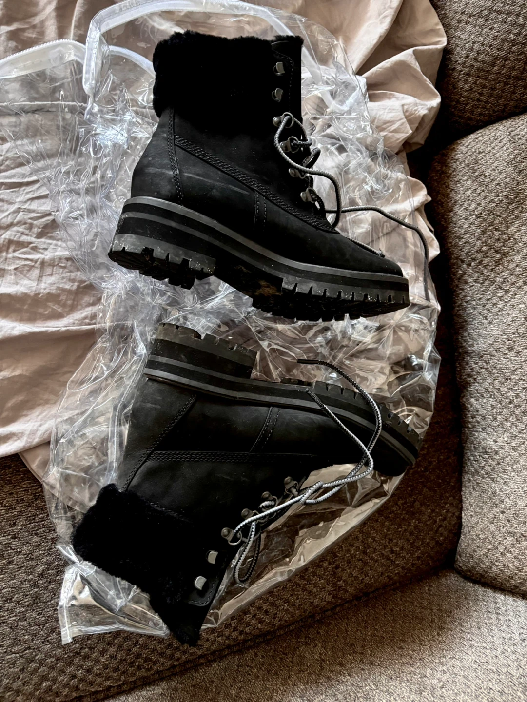 Timberland Black Suede Fur Lined Boots - photo 4