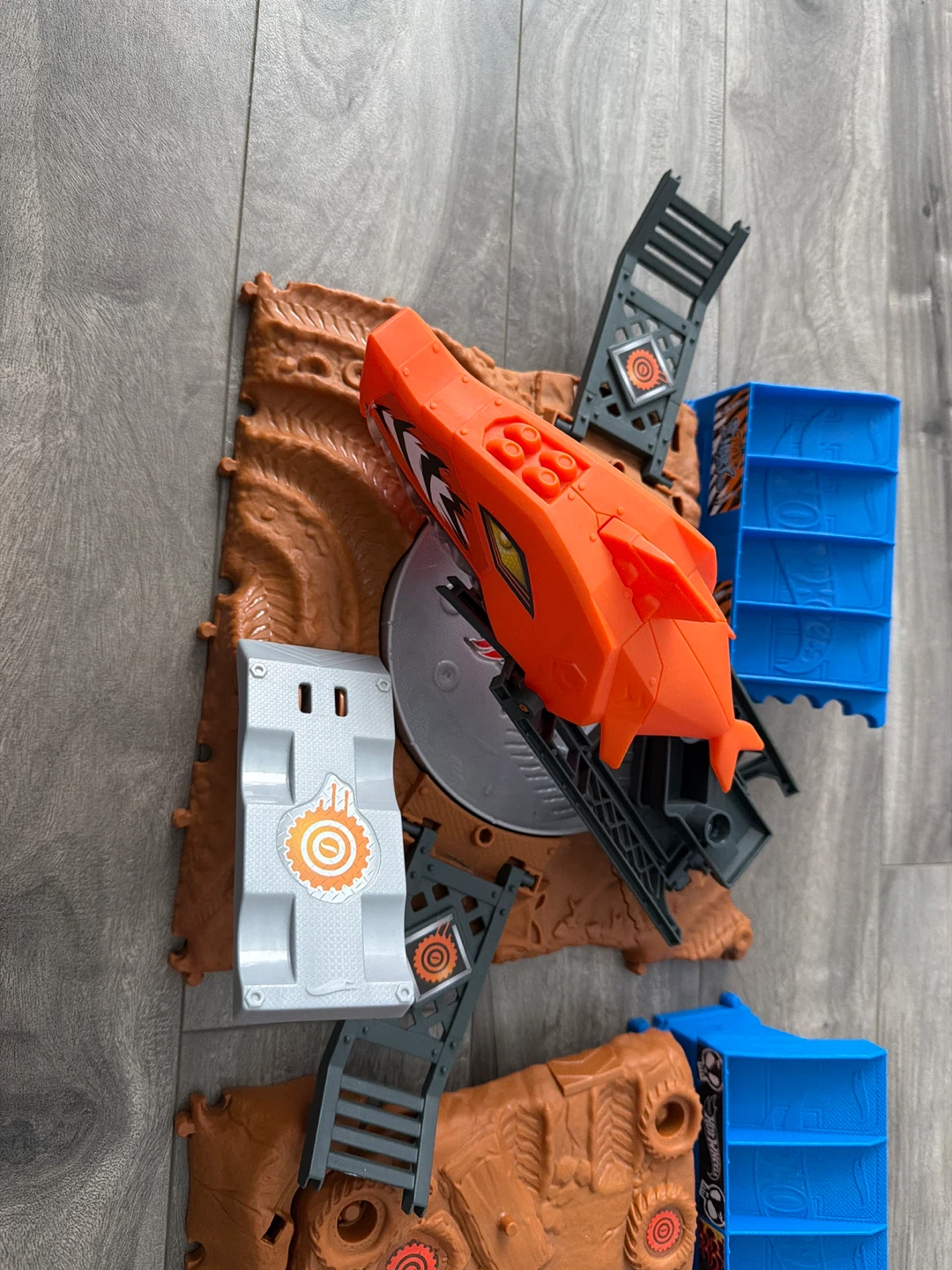 Hot Wheels Monster Trucks Volcano Arena Playset - photo 2