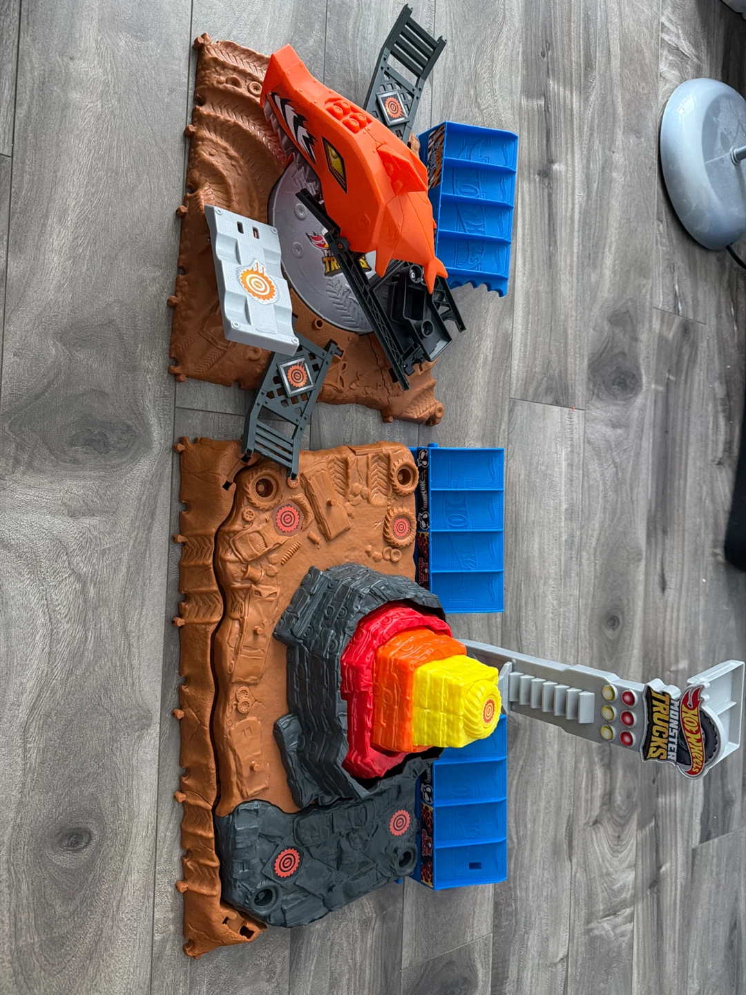 Hot Wheels Monster Trucks Volcano Arena Playset - photo 3