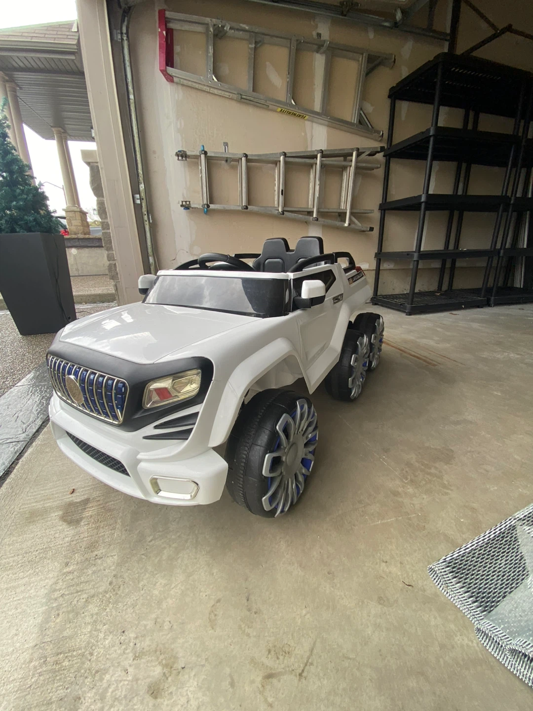 White 6-Wheeled Ride-On Toy Car - photo 2