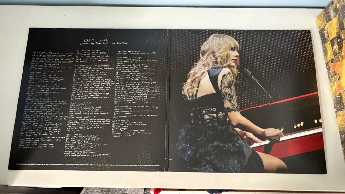 Taylor Swift Red (Taylor's Version) Vinyl Record - photo 2