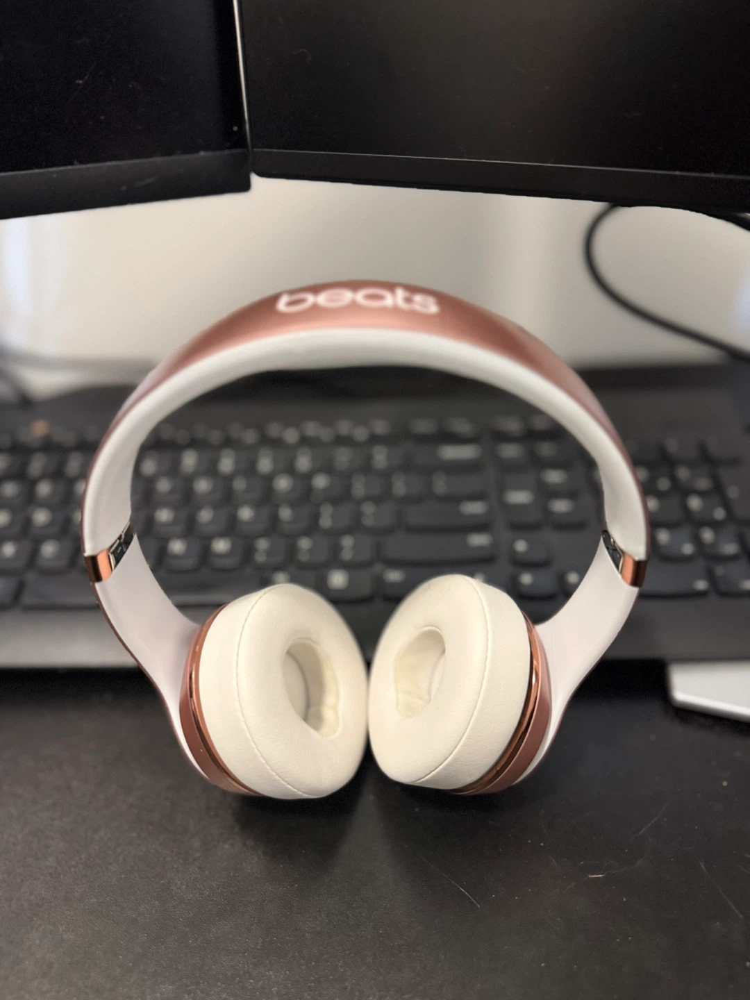 Rose Gold Beats Solo 3 Wireless Headphones - photo 2
