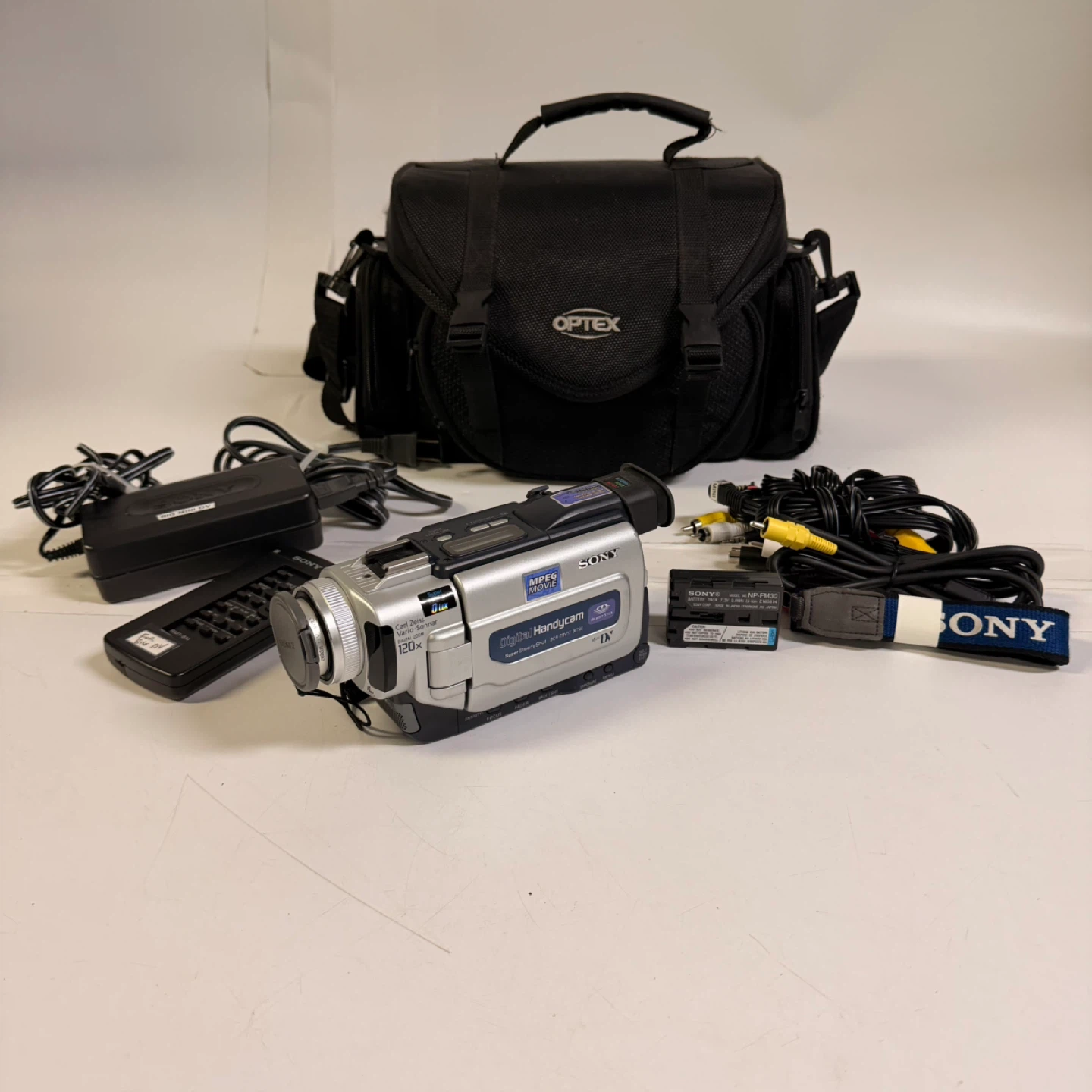 Sony DCR-TRV17 night shot bundle with remote