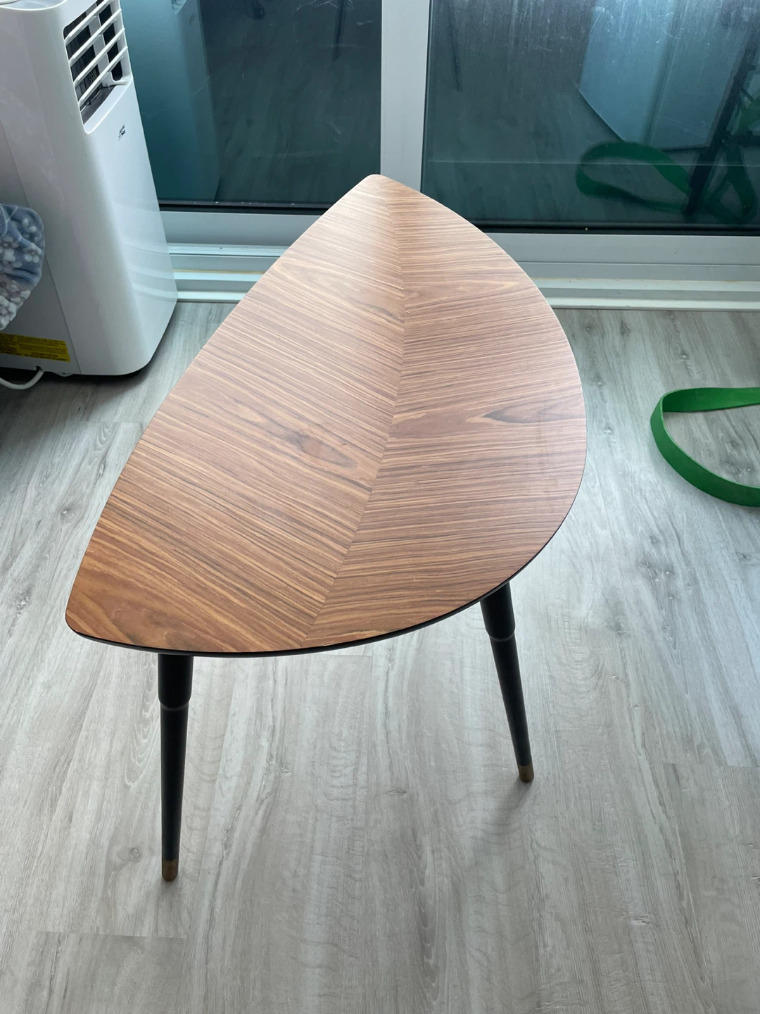 Leaf-shaped accent table with wood grain top